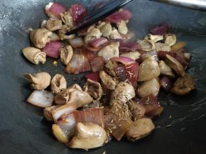 再中火炒二十秒左右，出锅前撒少许孜然粒或孜然粉，炒匀盛出即可。