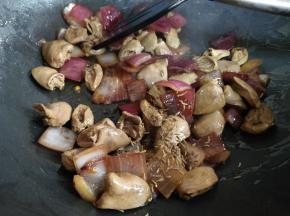 再中火炒二十秒左右，出锅前撒少许孜然粒或孜然粉，炒匀盛出即可。