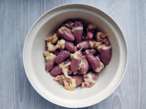 将鸡心在冷水中浸泡一会儿，倒掉血水，泡除血水是除腥的第一步