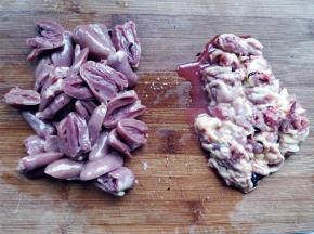 把所有的鸡心都这么处理之后，只保留左边部分，右边的杂物都丢掉。切出心管和脂肪，是除腥的第二步。