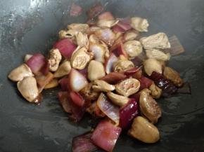 将鸡心倒入锅中，同时加入盐、料酒、生抽，快速翻炒均匀。