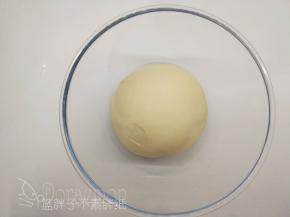 面团团圆之后放入大碗中，盖上保鲜膜，放到温暖的地方室温发酵。