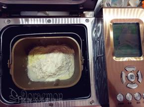 除黄油和可可粉、竹炭粉外,把面团的其它原材料按照底层液体，中层粉类，上层糖、盐和酵母的顺序放入面包机中，启动一个揉面程序，揉到面团能够拉出较厚的膜。