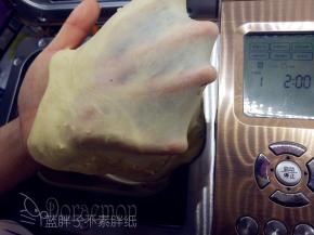 加入黄油，启动2个揉面程序，程序结束后检查一下面团，这时候已经可以撑出薄薄的膜。