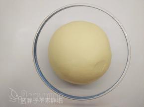 大概55分钟后，面团发酵到两倍大，手指沾面粉戳一个洞，不回缩、不塌陷即表示发酵完成。