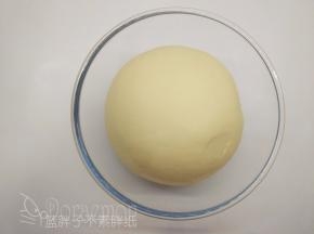 大概55分钟后，面团发酵到两倍大，手指沾面粉戳一个洞，不回缩、不塌陷即表示发酵完成。