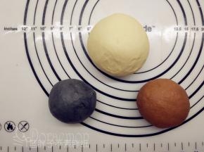 发酵好的面团按压排气，将面团分出一个40%的面团和两个30%的面团，30%的面团分别加入可可粉和竹炭粉，并揉均匀。之后滚圆盖上保鲜膜松弛15分钟。