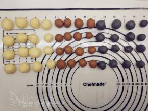 松弛好的三色面团分别分成16份，不需要分得太均匀，有大有小才逼真。分好之后的小剂子滚圆，继续盖上保鲜膜，松弛20分钟。