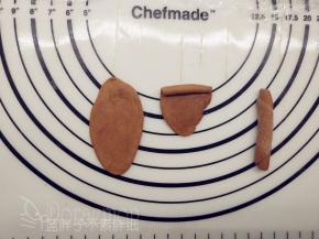 取出一个可可小剂子，将它擀成椭圆形，由下往上卷起来，再稍微搓长。