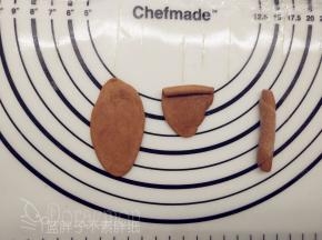 取出一个可可小剂子，将它擀成椭圆形，由下往上卷起来，再稍微搓长。