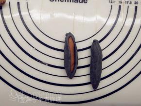 包的时候有的把可可面团全部包住，有的包大概2/3即可。