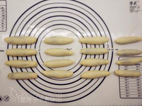 所有面团都如此操作，接缝处记得要捏紧哦。