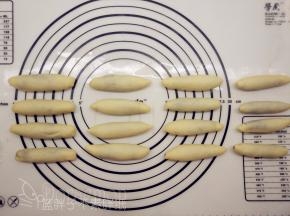 所有面团都如此操作，接缝处记得要捏紧哦。