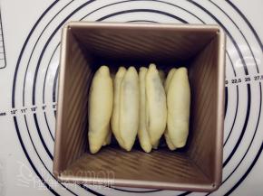 每层4条面团，横着放进模具中，喷下水，盖上盖子，放入烤箱中，启动发酵程序，进行第二次发酵，大约需要45分钟。