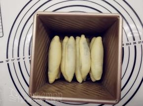 每层4条面团，横着放进模具中，喷下水，盖上盖子，放入烤箱中，启动发酵程序，进行第二次发酵，大约需要45分钟。