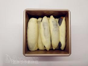 面团发酵至8分满，轻轻按压面团会回弹即可。