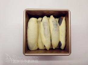 面团发酵至8分满，轻轻按压面团会回弹即可。