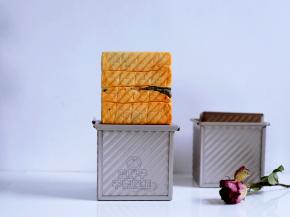 烤好的吐司立即脱模，侧放在烤网上晾凉。