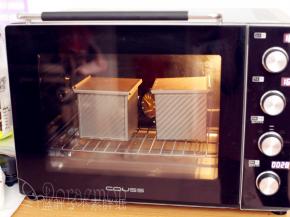 盖上盖子，将面团送入预热好的烤箱，下层，上下火175℃，烘烤33分钟，最后10分钟可以盖上锡纸，防止表面上色过重。