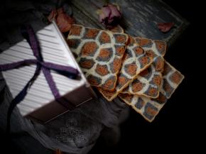 完全晾凉之后再切片开吃，每一片的造型都不一样，充满惊喜。