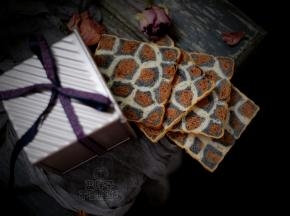 完全晾凉之后再切片开吃，每一片的造型都不一样，充满惊喜。