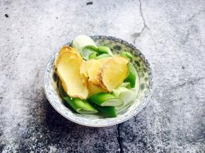 准备好葱段和姜片。