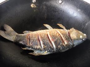 当鱼的一面煎至金黄色时翻过来再煎另一面，两面都煎至金黄色就OK了。 温馨提示，当把鱼刚刚放到锅里后千万不要急于翻动，如果翻动了，肯定会粘锅的，因为油很热，鱼和铲子都是凉的，热油一下子就会“抱住”铲子和鱼，肯定会粘锅。那么我们什么时候才能翻动鱼呢，1，中火煎制至少1分钟后才能翻动。2，还有就是被煎鱼的那面两边会有明显的金黄色才可以翻动。3，再有就是当离火晃动锅时，鱼可随意在锅里滑动也可以翻动。建议初学者用第2种方法判断。 温馨提示，如果小伙伴选择的是大条的鱼，在翻动鱼时请用两把铲子翻动。