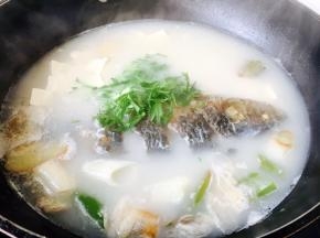 放入少许的芫荽提香（因为家中没有芫荽，用其它蔬菜代替了）。