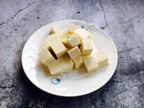 将豆腐切成小块。