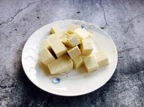 将豆腐切成小块。