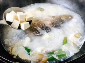 将豆腐块放入鱼汤锅里，大火炖10分钟左右。