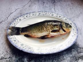 鲫鱼1条，约400g重。 鲫鱼先刮去鱼鳞，去除内脏和腮，剪去鱼鳍鱼尾，然后仔细清洗干净，尤其是内脏部位要多清洗一下。 沥干水分备用（可用厨房用纸吸干水分）。
