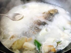 放入少许的白胡椒粉去腥提鲜。