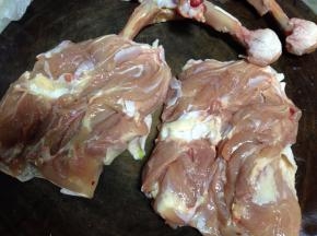 鸡边腿洗净去骨
