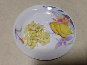 蒜切大的碎粒、姜切片