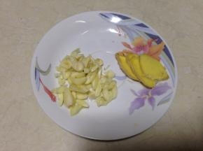 蒜切大的碎粒、姜切片