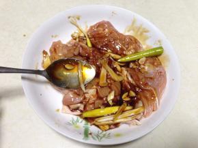 把鸡肉放入盘中均匀抹上腌料