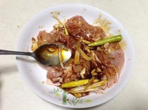 把鸡肉放入盘中均匀抹上腌料