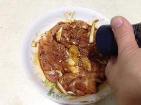 转动现磨黑胡椒碎的瓶子，磨出粗粒