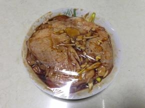 然后包裹保鲜膜入冰箱冷藏腌制一晚