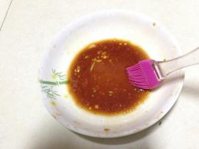 剩下的腌料里再加入蜂蜜拌匀成刷料