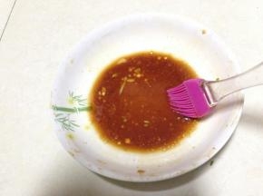 剩下的腌料里再加入蜂蜜拌匀成刷料