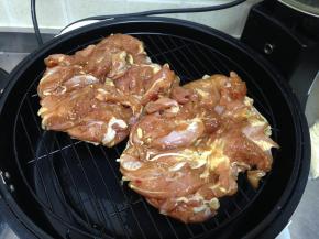 把鸡肉摆入烤架