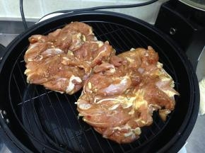 把鸡肉摆入烤架
