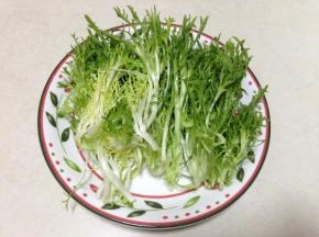 在烤肉期间，我们来制作一道简单的油醋沙拉来解解腻：苦菊洗净