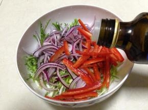 材料入碗，加入苹果醋、橄榄油