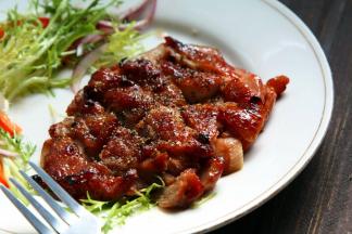 烤好后取出，切块表面现磨出细粒胡椒碎，搭配沙拉即可食用