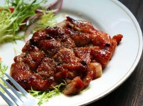 烤好后取出，切块表面现磨出细粒胡椒碎，搭配沙拉即可食用