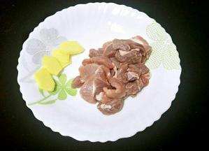 准备姜片，切好片的瘦肉