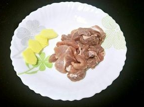 准备姜片，切好片的瘦肉